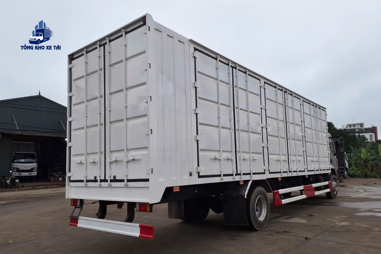 CHENLONG M3 200HP (4 MÁY) THÙNG KÍN CONTAINER 7.7 TẤN